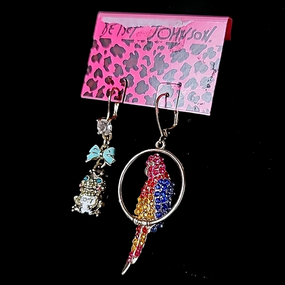 New Vintage! BETSEY JOHNSON Tropical Forest Collection Frog Macaw Drop Earrings. - Picture 3 of 6
